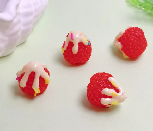 RX228 100pcs Cream Strawberry Mini Simulation Cute