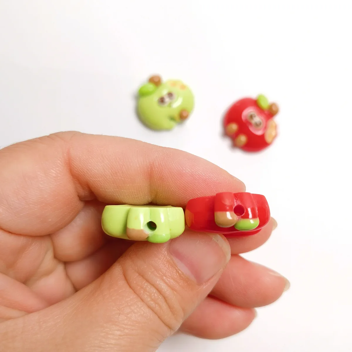 CZB25897 Cartoon Apple Resin Flatback Beads With
