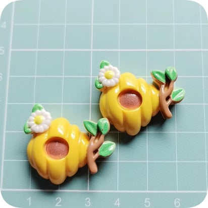 RW002587 Bee Honey Pot Resin Cabochons