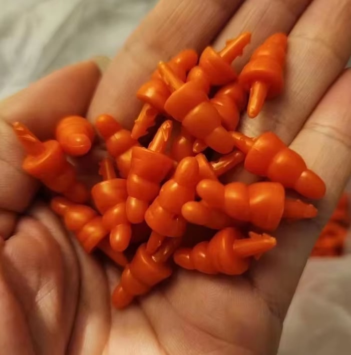 RW5463 Carrot-Shaped Plastic Doll and Snowman Noses