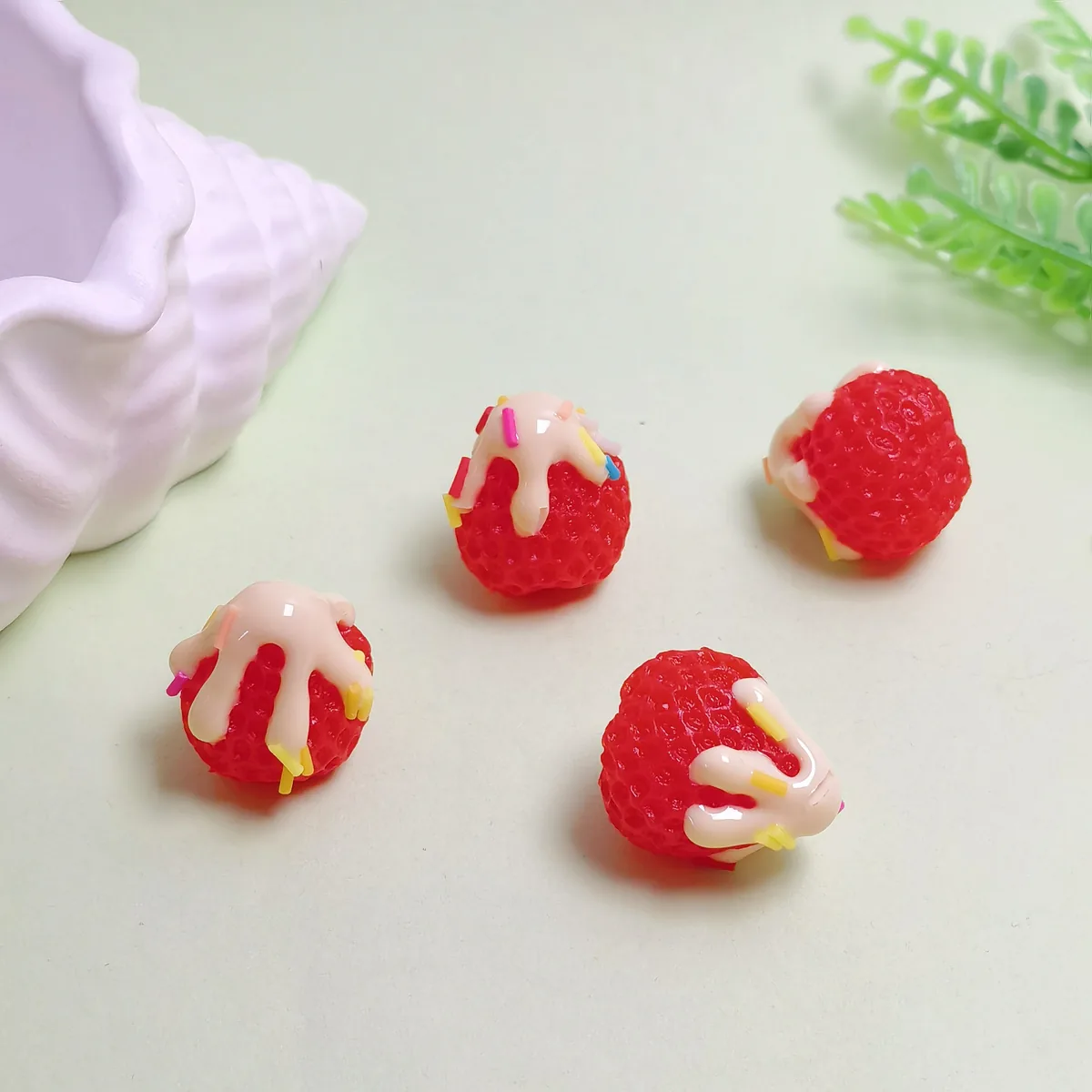 RX228 100pcs Cream Strawberry Mini Simulation