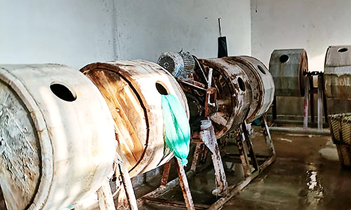 Industrial polishing equipment used for finishing small craft pieces